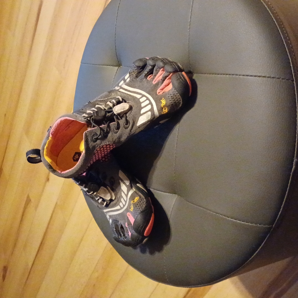 Vibram fivefingers women's shoe. GUC. Size 37(7-7.5)